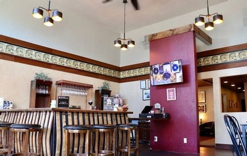 La Mesa Boulevard Tasting Room bar